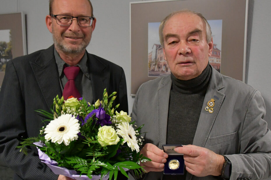 Jürgen Bednorz und Wolfgang Meyer nach der Verleihung des Goldenen Stadttalers von Wolmirstedt.