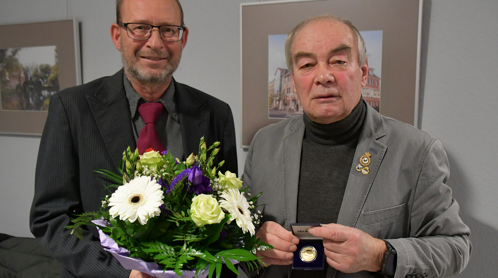 Jürgen Bednorz und Wolfgang Meyer nach der Verleihung des Goldenen Stadttalers von Wolmirstedt.