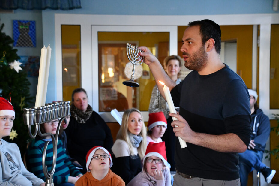 Lehrer Nir Lasri erläuterte Fakten zum Chanukka-Fest und entzündete dann die sogenannte Chanukkia.