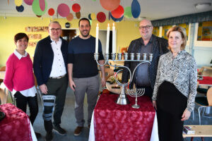 Teacher Antje Viohl (from left), Chairman of the Friends' Association Frank Meyer, teacher Nir Lasri, Mayor Mike Steffens and Headmistress Ines Winnig at the Hanukkah celebration.
