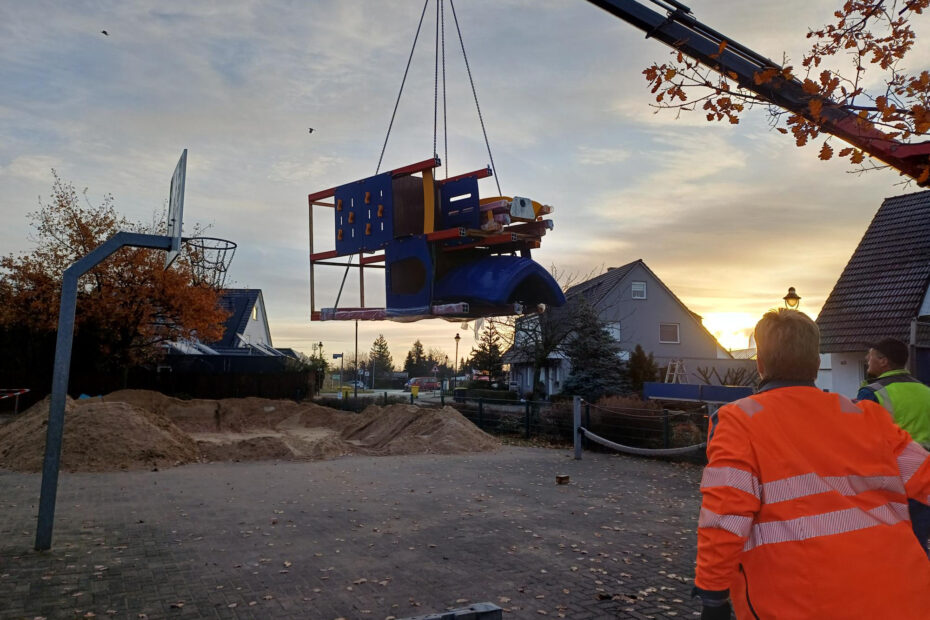 Mit einem Kran wurde die neue Spielturmkombi auf den Spielplatz am Wacholderweg gebracht.