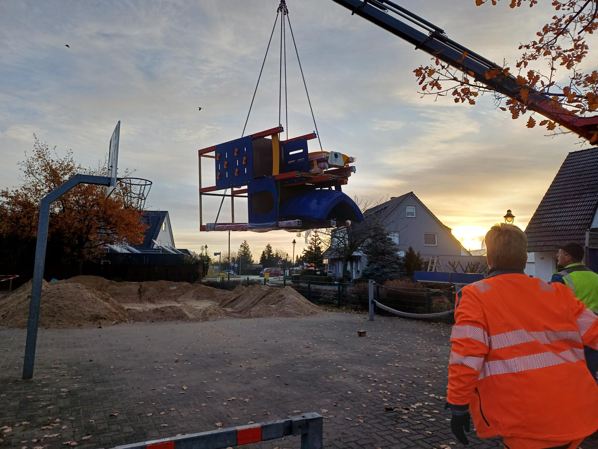 Mit einem Kran wurde die neue Spielturmkombi auf den Spielplatz am Wacholderweg gebracht.