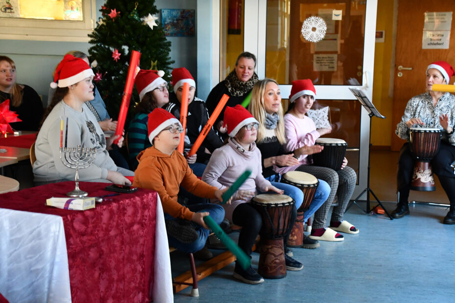 Schülerinnen und Schüler der Schöne-Schule trugen zu Ehren des Chanukka-Festes ein Trommel-Stück vor.