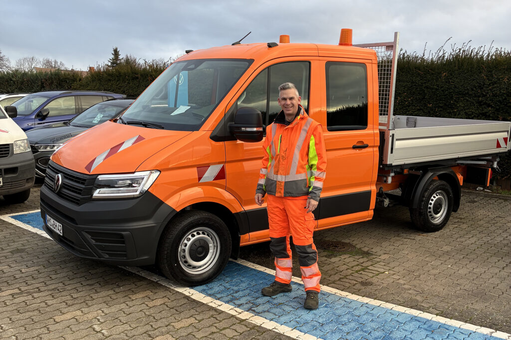 Stefan Grieger, der die Pflegekolonne des Bauhofes leitet, mit dem neuen Transporter.