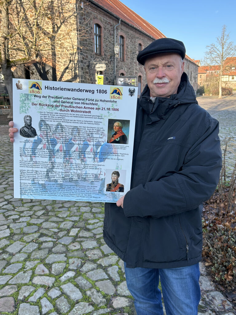 Stefan Hückler mit seiner Infotafel auf der Schlossdomäne Wolmirstedt.