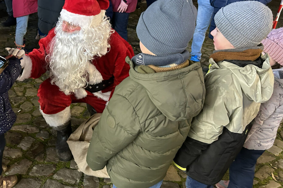 Weihnachtsmann mit Kindern