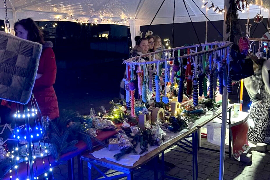 Weihnachtsmarktstand mit Geschenken