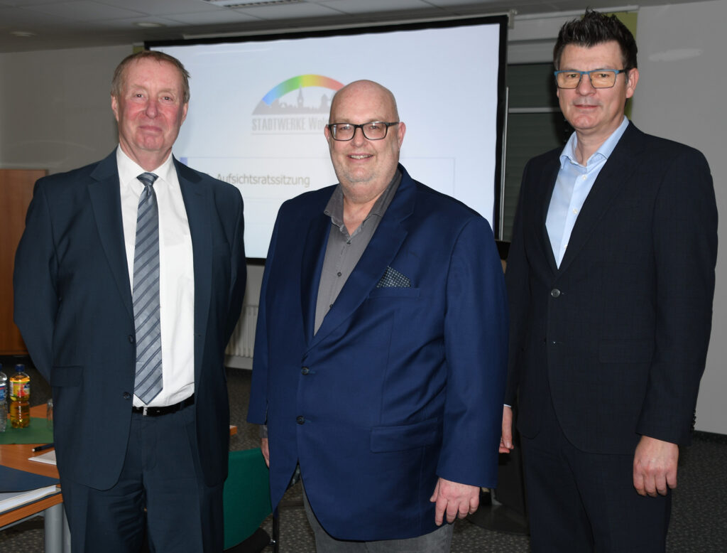 Wolmirstedts neuer Bürgermeister Mike Steffens (Mitte) im Vorfeld der Aufsichtsratssitzung der Stadtwerke mit den Stadtwerke-Geschäftsführern Harald Luther (links) und Stefan Anlauf.