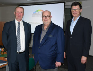 Wolmirstedt's new mayor Mike Steffens (center) in the run-up to the Stadtwerke supervisory board meeting with Stadtwerke managing directors Harald Luther (left) and Stefan Anlauf.