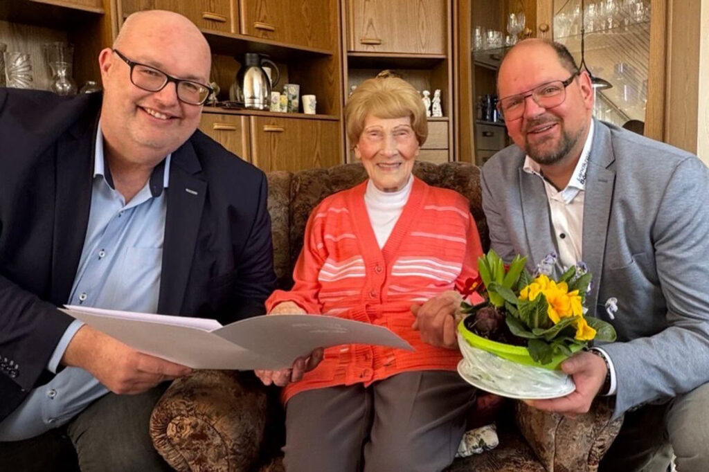 Bürgermeister Mike Steffens und Landrat Martin Stichnoth mit der Jubilarin Irmgard Grabengießer