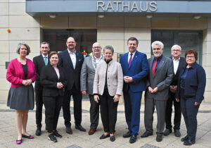 Das Kabinett des Landes Sachsen-Anhalt stellte sich zum Erinnerungsfoto vor dem Wolmirstedter Rathaus auf.