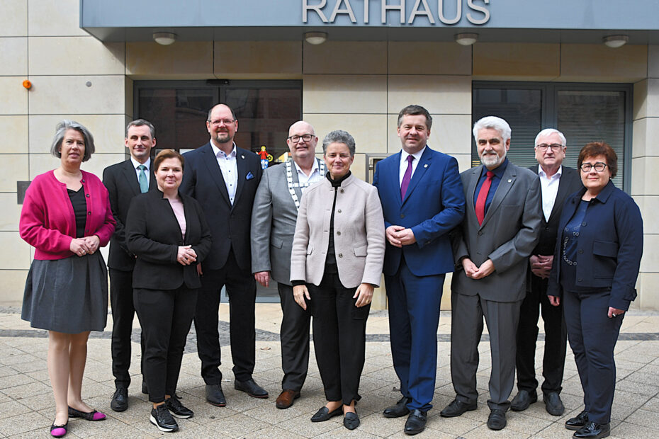 Das Kabinett des Landes Sachsen-Anhalt stellte sich zum Erinnerungsfoto vor dem Wolmirstedter Rathaus auf.