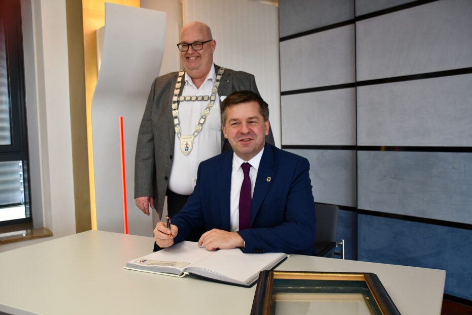 Sachsen-Anhalts Ministerpräsident Sven Schulze schreibt bei einer auswärtigen Kabinettssitzung der Landesregierung ins Ehrenbuch der Stadt Wolmirstedt.