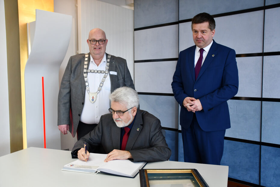 Wissenschaftsminister und stellvertretender Ministerpräsident Armin Willingmann trägt sich in das Ehrenbuch der Stadt Wolmirstedt ein.
