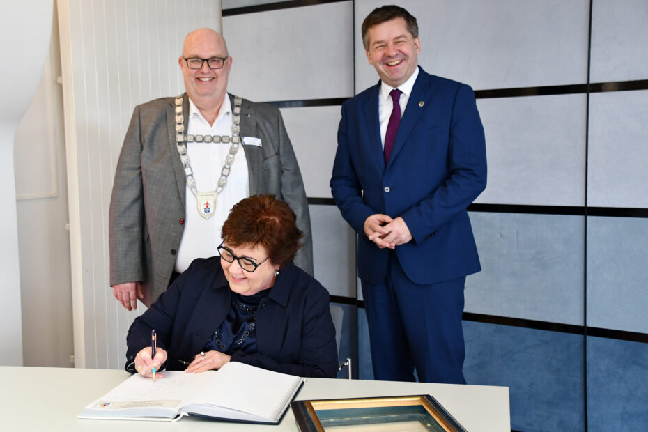 Arbeitsministerin Petra Grimm-Benne schreibt in das Ehrenbuch der Stadt Wolmirstedt.