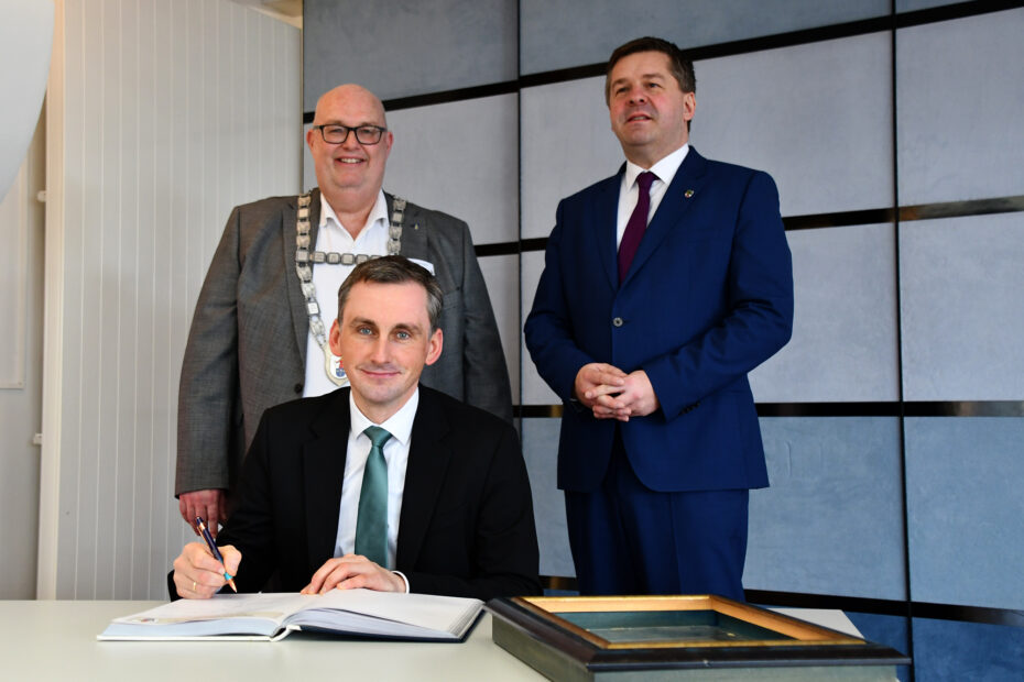 Sachsen-Anhalts Bildungsminister Jan Riedel unterschreibt im Ehrenbuch der Stadt Wolmirstedt.