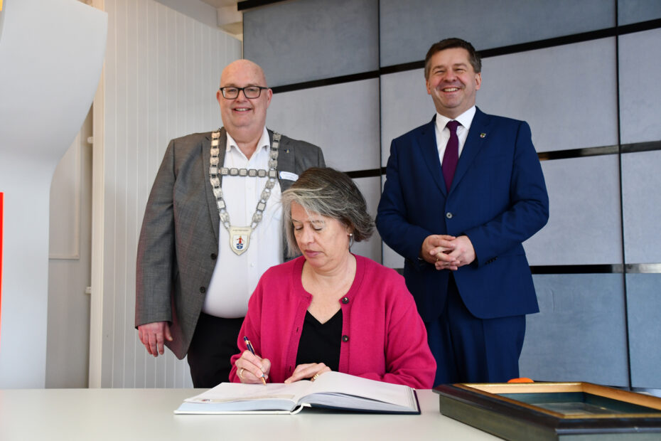 Sachsen-Anhalts Innenministerin Tamara Zieschang trägt sich im Beisein von Bürgermeister Mike Steffens und Ministerpräsident Sven Schulze ins Ehrenbuch der Stadt Wolmirstedt ein.