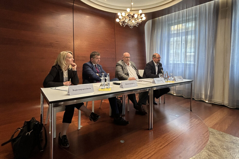 Bei einer Pressekonferenz im Trauraum des Wolmirstedter Rathauses haben Mike Steffens, Sven Schulze und Martin Stichnoth erläutert, was bei der Kabinettssitzung besprochen wurde.