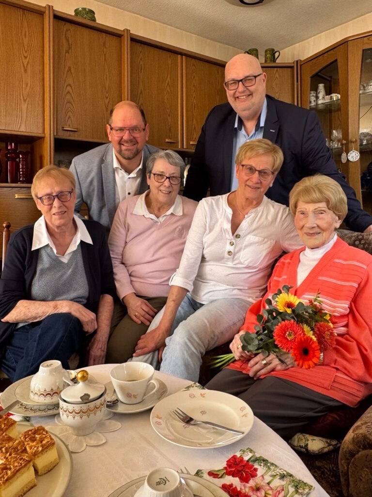 Irmgard Grabengießer umringt von ihren drei Töchtern sowie Bürgermeister Mike Steffens und Landrat Martin Stichnoth