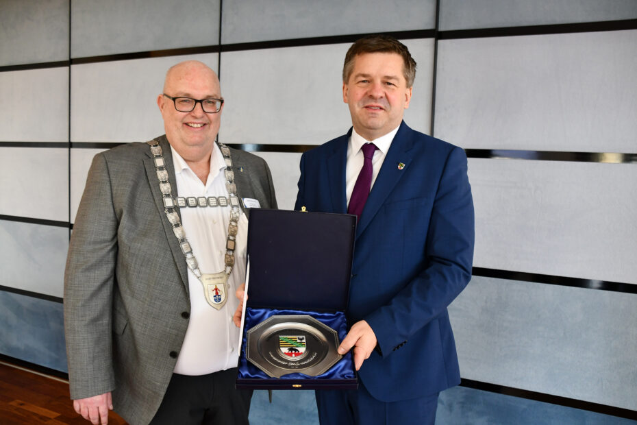 Sachsen-Anhalts Ministerpräsident Sven Schulze (re.) hatte ein Präsent für Wolmirstedts Bürgermeister Mike Steffens mitgebracht.