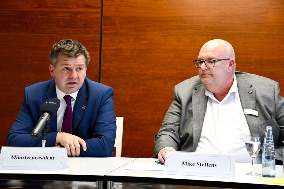 Ministerpräsidente Sven Schulze mit Bürgermeister Mike Steffens