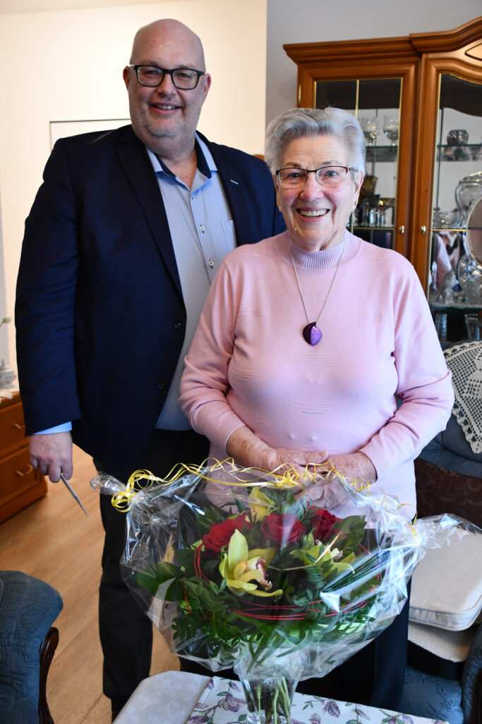 Wolmirstedts Bürgermeister Mike Steffens gratulierte Anneliese Müller zu ihrem 90. Geburtstag.