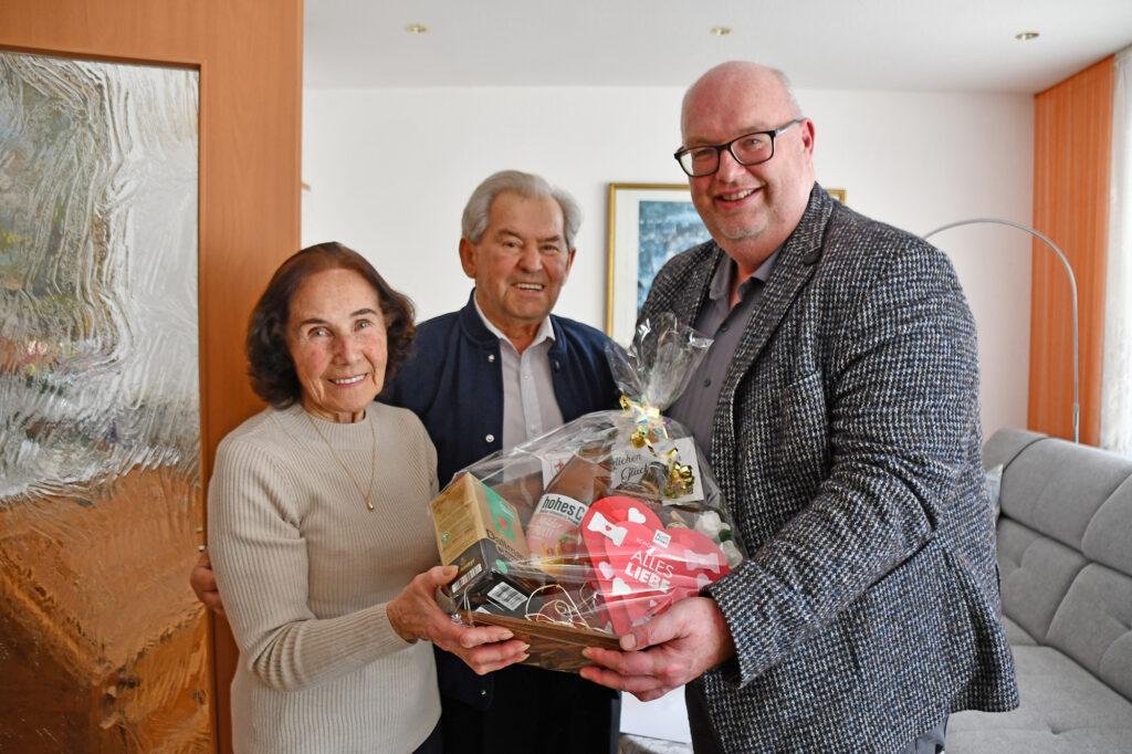 Zur Eisernen Hochzeit gratulierte Bürgermeister Mike Steffens.