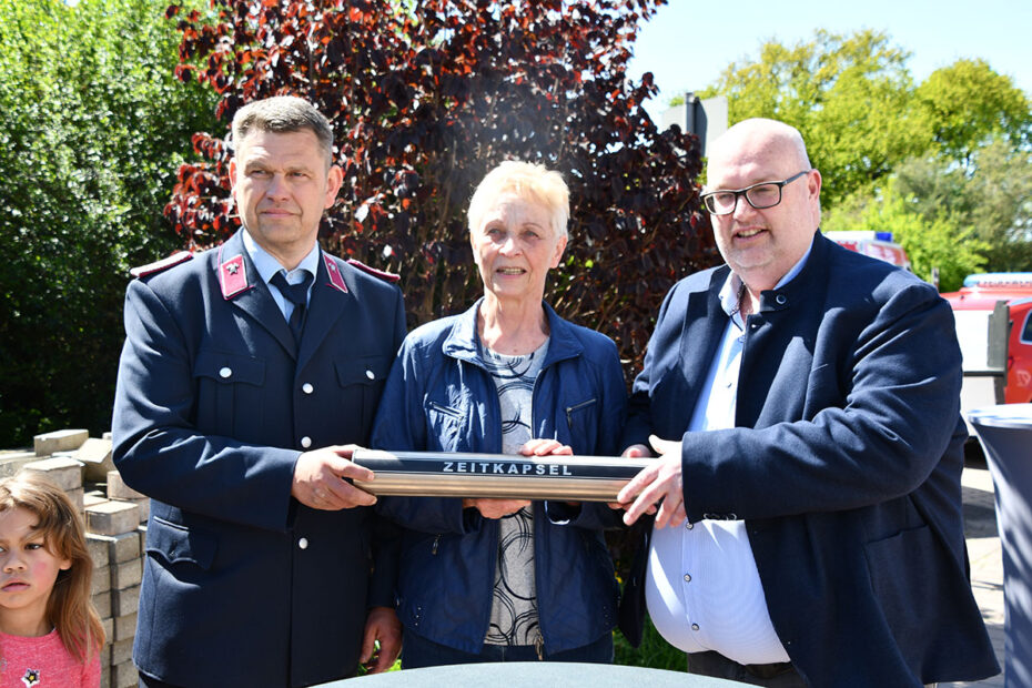 Andy Opitz, Gerhild Schmidt and Mike Steffens with the time capsule