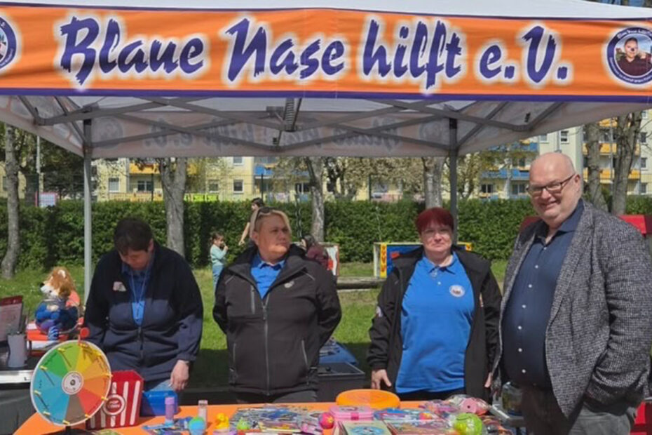 Auch der Verein Blaue Nasen hilft hatte einen Stand beim Schulfest