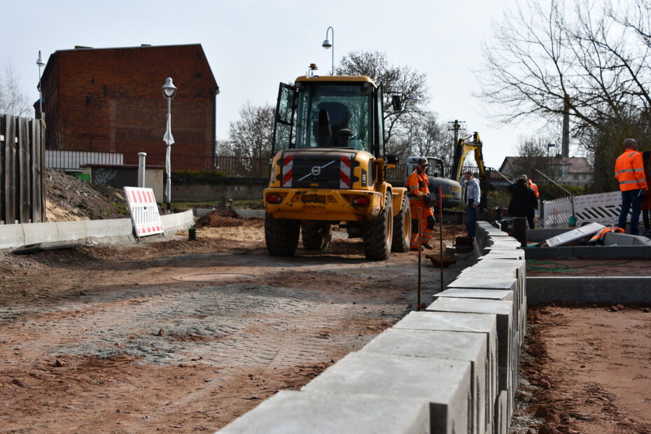 Auf der Fabrikstraße findet nun der eigentliche Straßenbau statt.