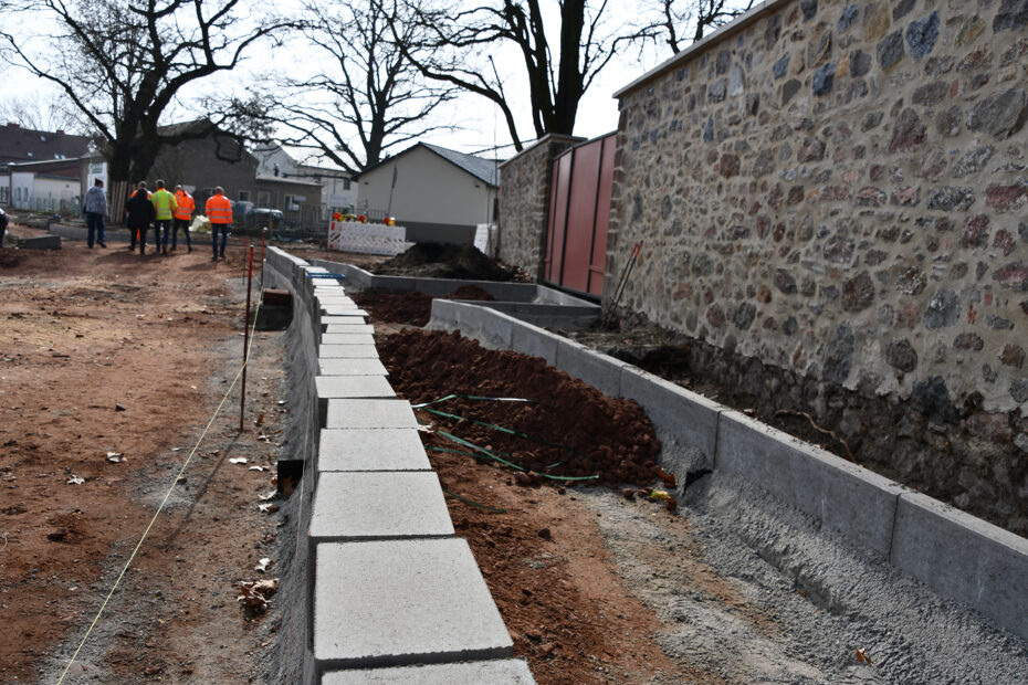 Borde und Gehwege werden gerade auf der Fabrikstraße hergestellt.