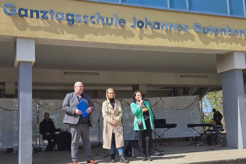 Bürgermeister Mike Steffens bei der Eröffnung des Schulfestes mit den Schulleiterinnen Doreen Haensch (Grundschule) und Judith Hubold (Ganztagsschule)