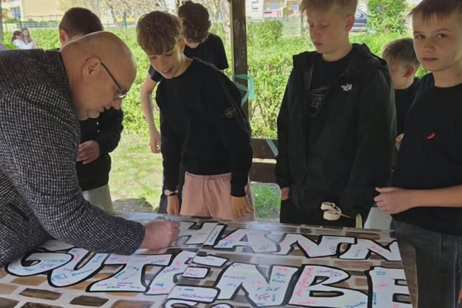 Der Bürgermeister schreibt sich ins Gästebuch ein