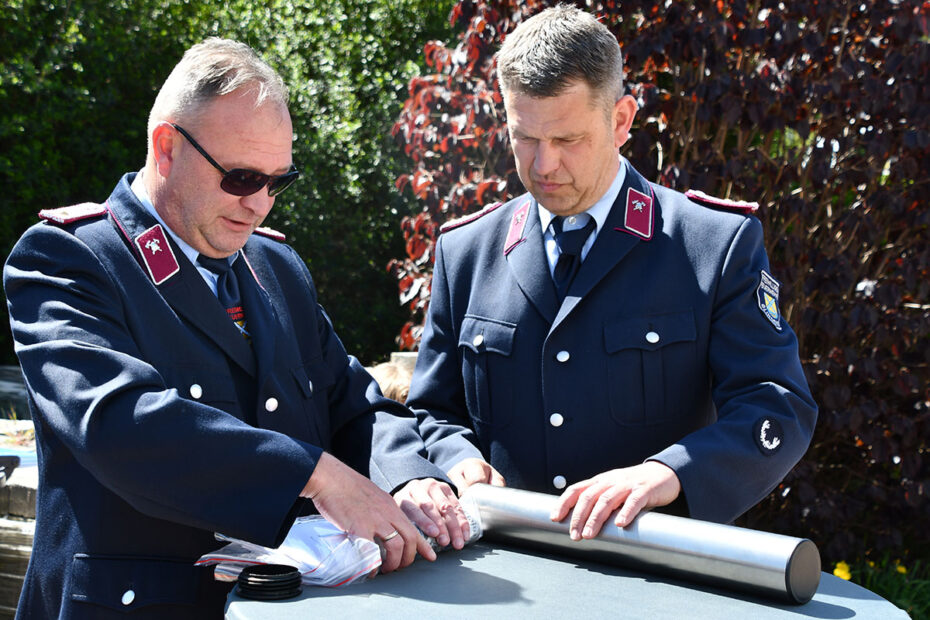 Falko Söchtig and Andy Opitz fill the time capsule