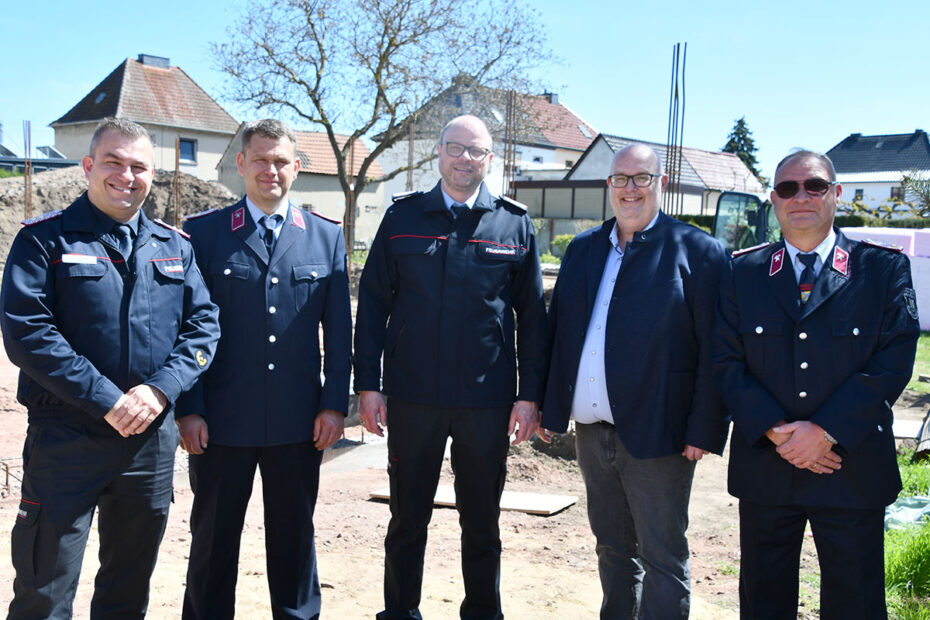 Mike Steffen mit den Feuerwehrleuten