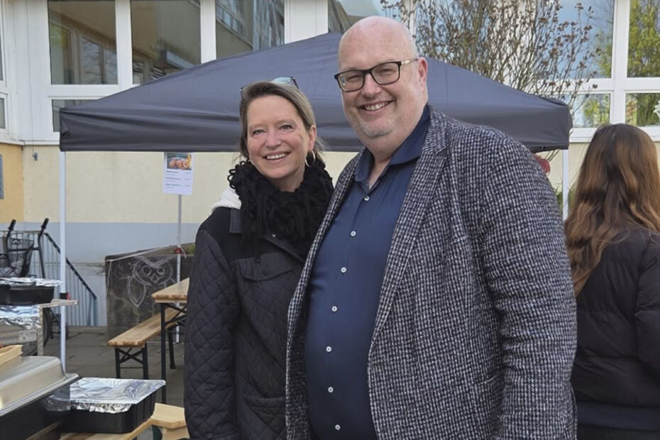 Mike Steffens mit Corinna Küster vom Förderverein der Gutenberg-Schule