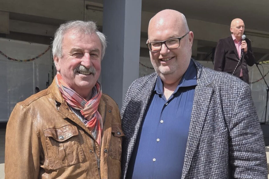 Mike Steffens mit dem ehemaligen Schulleiter der Gutenberg-Schule, Helmut Thiel