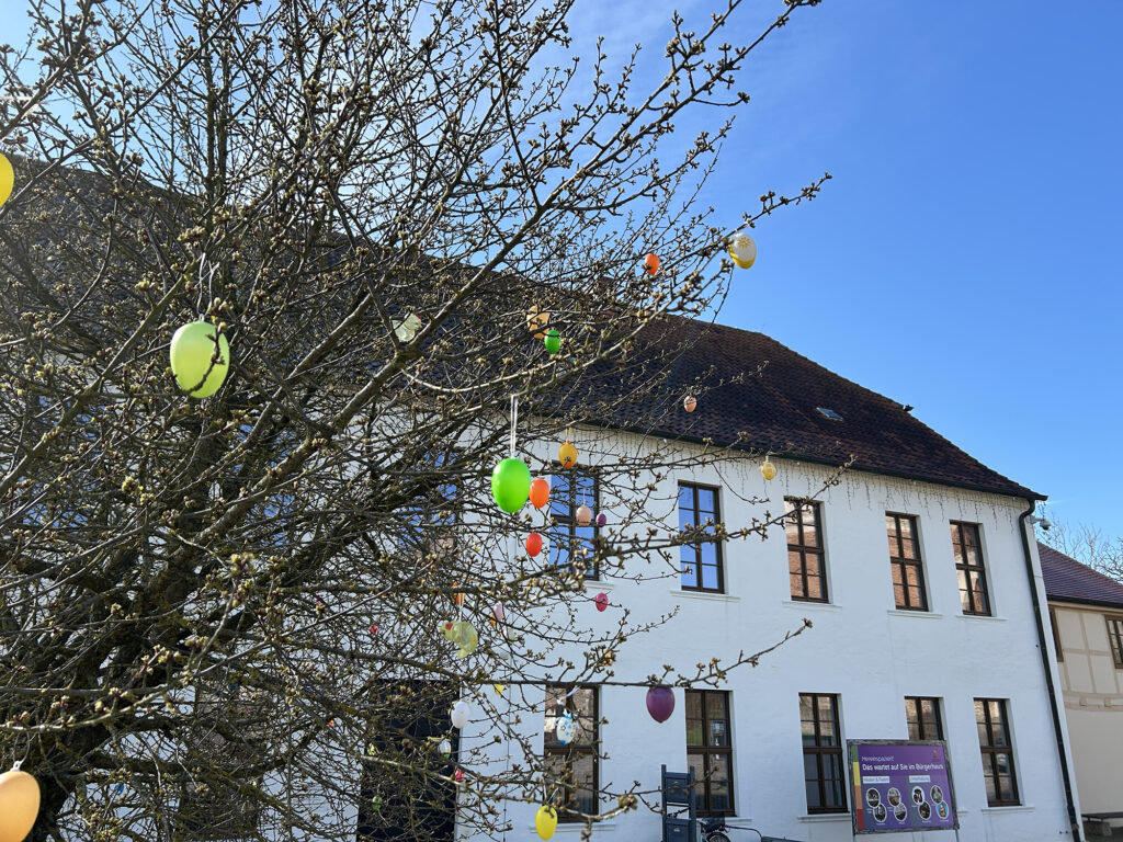Osterfeier hängen vor dem Wolmirstedter Bürgerhaus