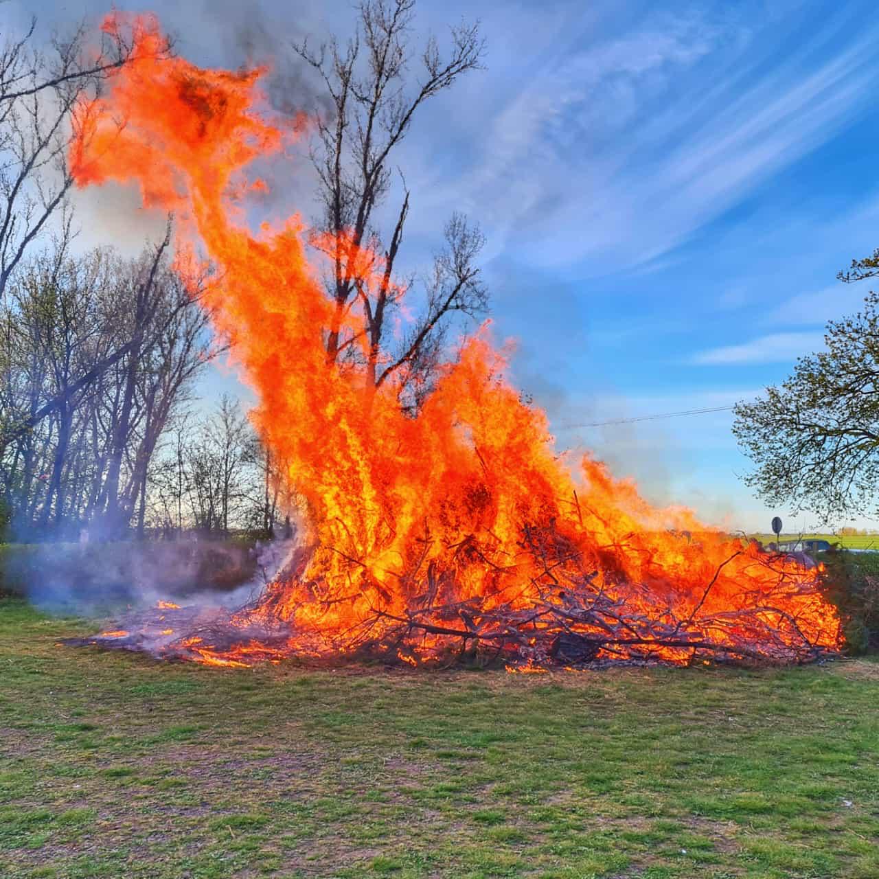 Osterfeuer Elbeu Sportplatz