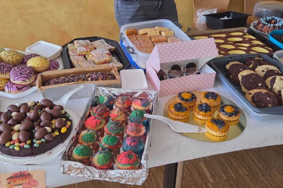 Zum großen Schulfest gehörte auch ein Kuchenbuffet