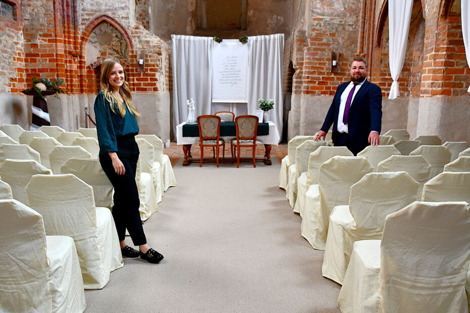 Die Standesbeamtin der Stadt Wolmirstedt, Lena Sievers, und ihr Kollege, der Standesbeamte Tobias Döring