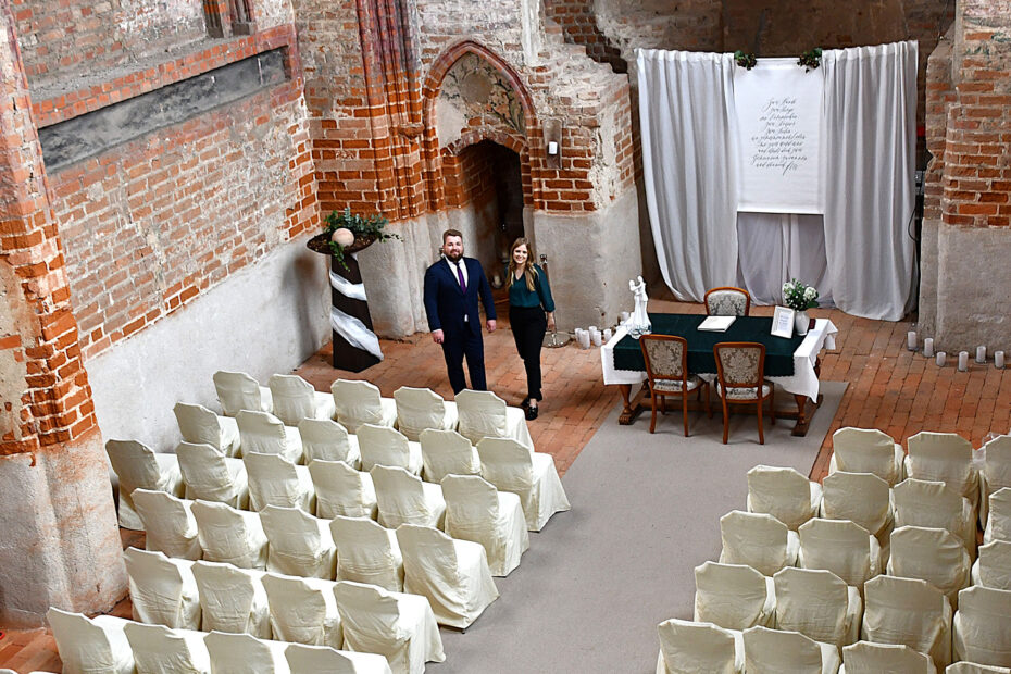 Lena Sievers und Tobias Döring haben die Schlosskapelle stehen für Anfragen nach Hochzeiten zur Verfügung.