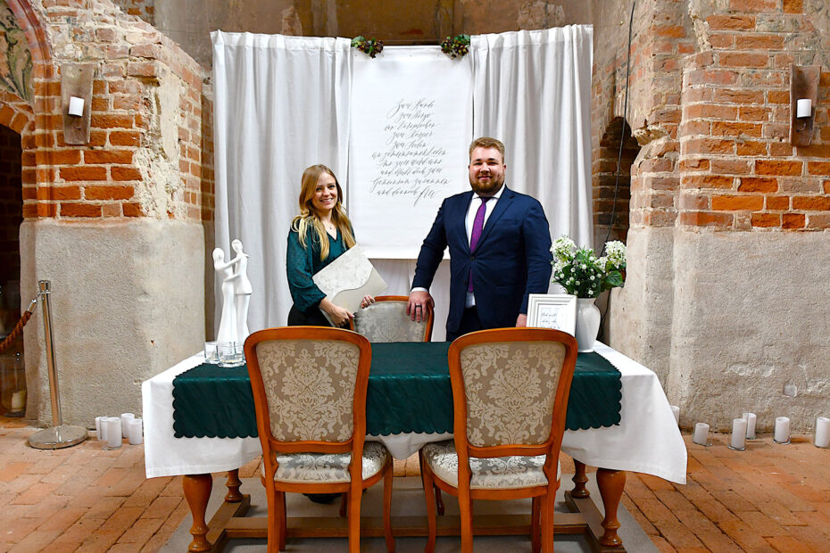 Lena Sievers und Tobias Döring in der Schlosskapelle, die von Mai bis September für Trauungen verfügbar ist.