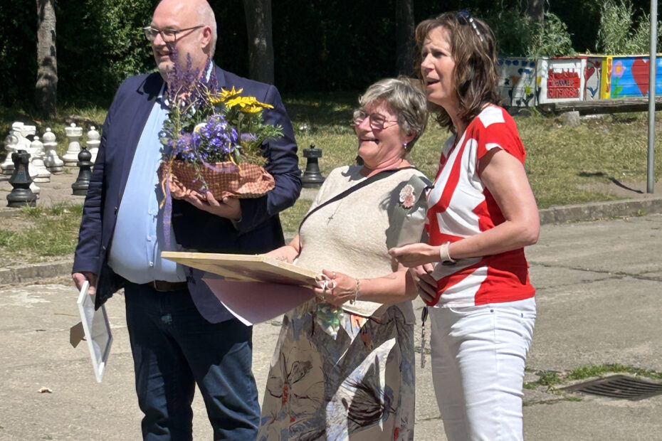 Bürgermeister Mike Steffens und Hortleiterin Britt Engel verabschiedeten Gabriela Book.
