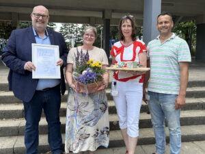 Bürgermeisterin Mike Steffens, Hort-Mitarbeiterin Gabriela Book, Britt Engel und Nico Schmidt