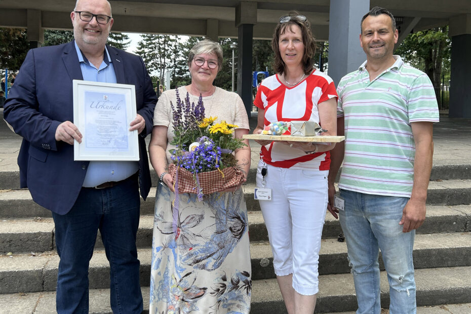 Bürgermeisterin Mike Steffens, Hort-Mitarbeiterin Gabriela Book, Britt Engel und Nico Schmidt