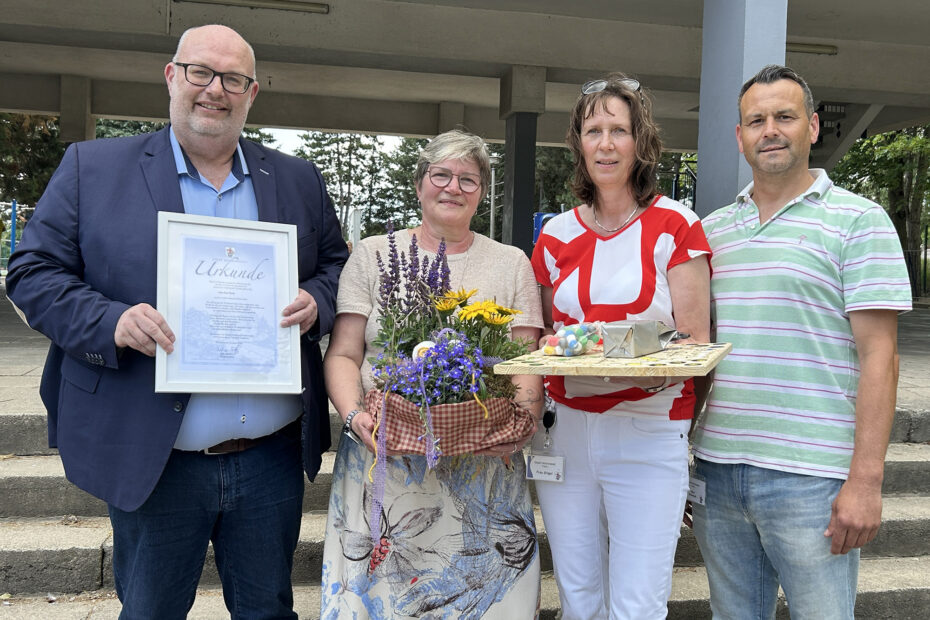 Bürgermeisterin Mike Steffens, Hort-Mitarbeiterin Gabriela Book, Britt Engel und Nico Schmidt.