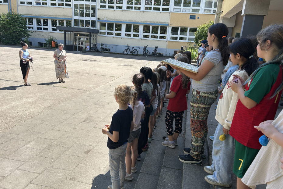 Die Mädchen und Jungen singen für Gabriela Book
