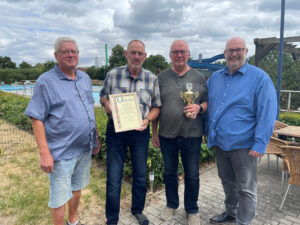 Mayor Mike Steffens presents a trophy to the Ohreblick Allotment Garden Association.
