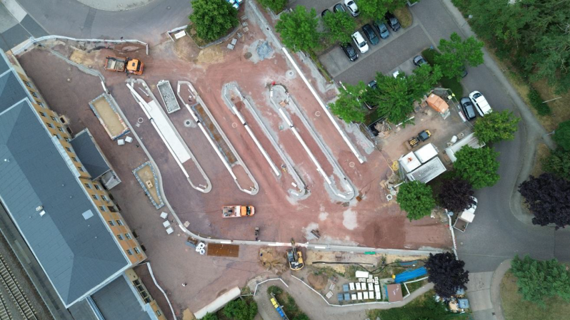 Der Bahnhofsvorplatz und der Busbahnhof von oben.